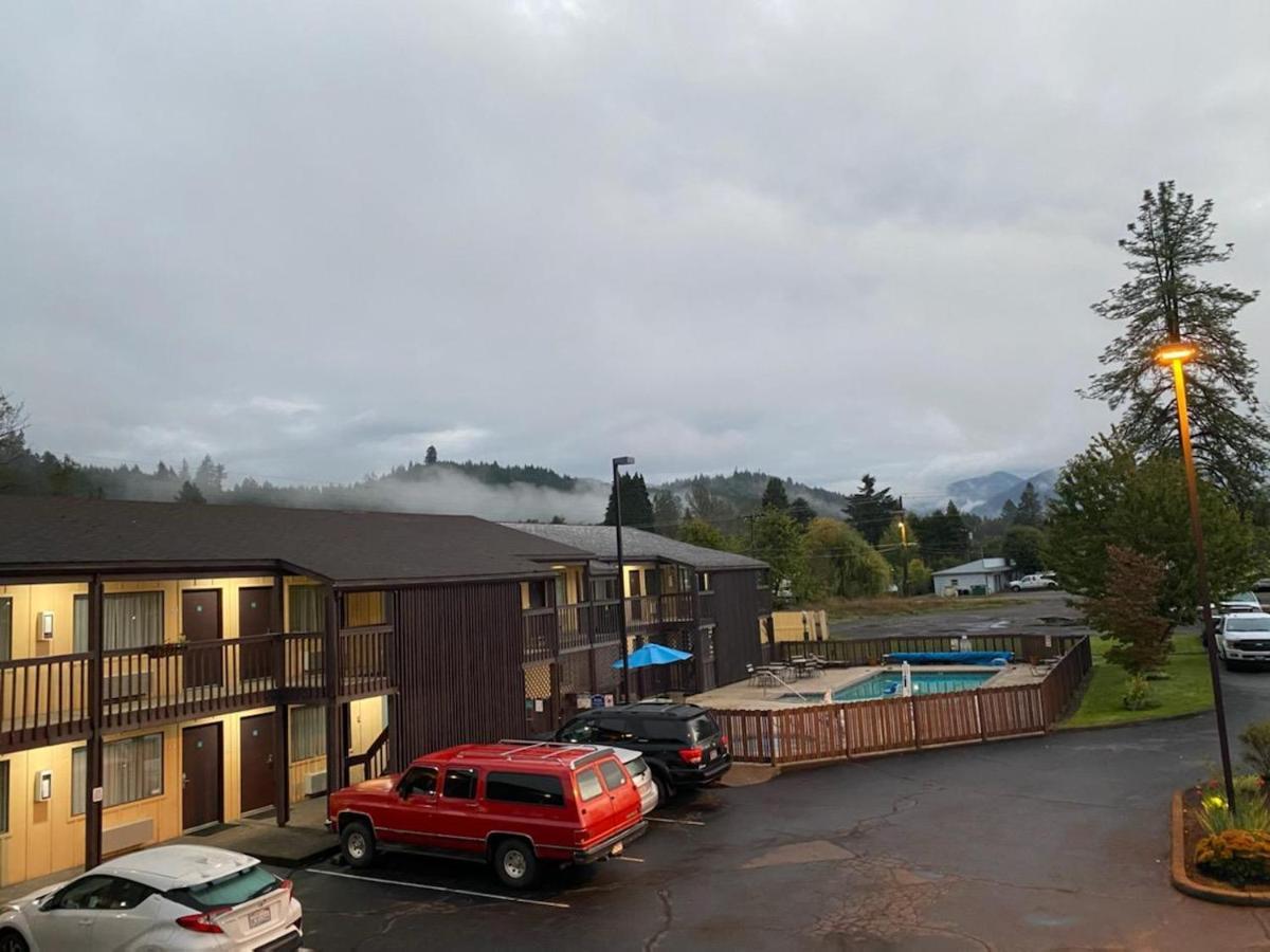 Oakridge Inn & Suites Exterior photo