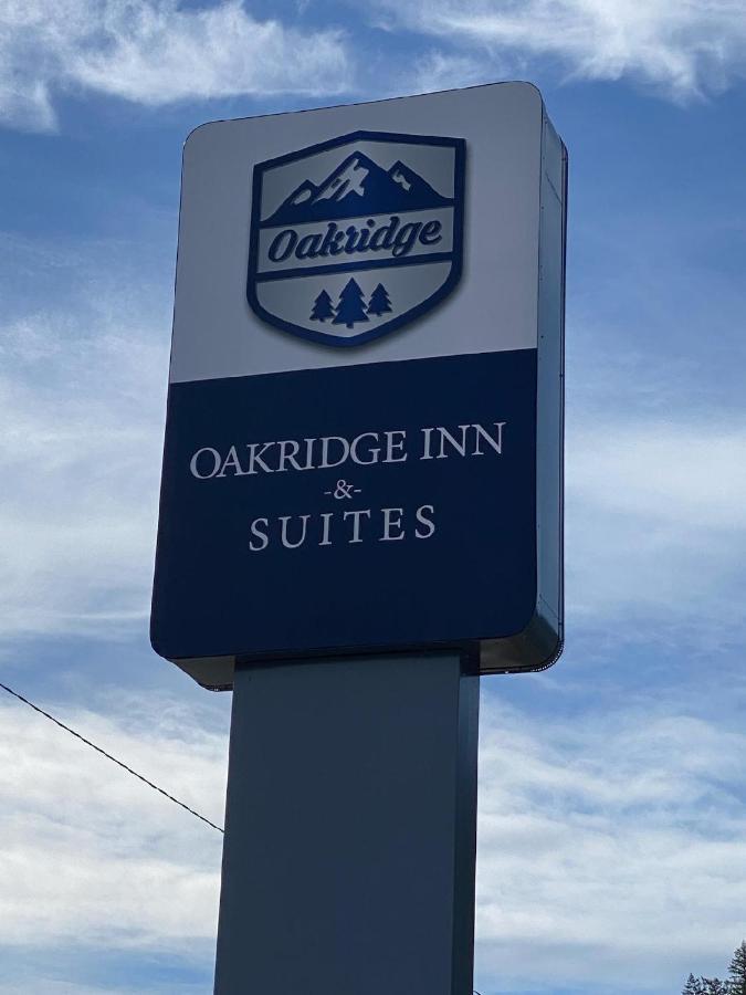 Oakridge Inn & Suites Exterior photo
