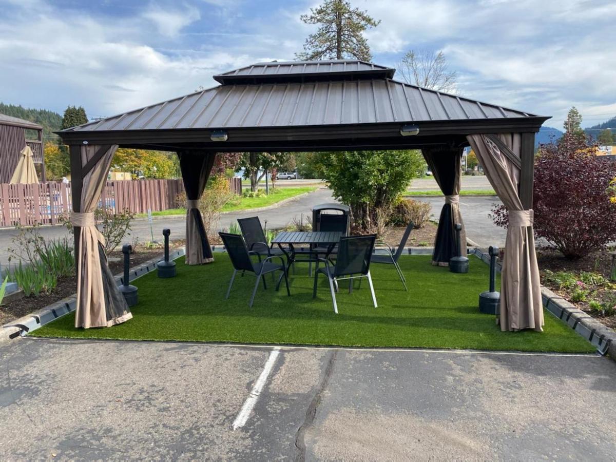 Oakridge Inn & Suites Exterior photo