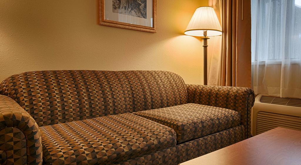 Oakridge Inn & Suites Exterior photo