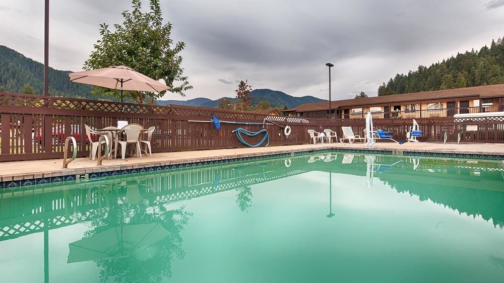 Oakridge Inn & Suites Exterior photo