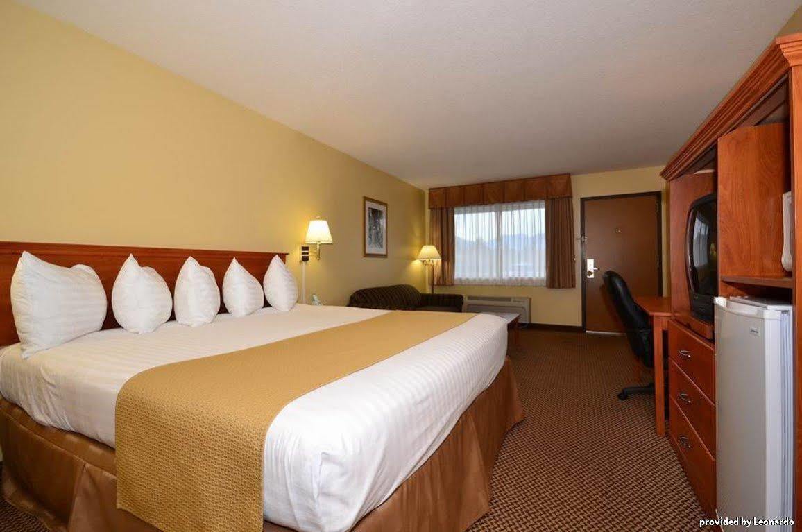 Oakridge Inn & Suites Room photo
