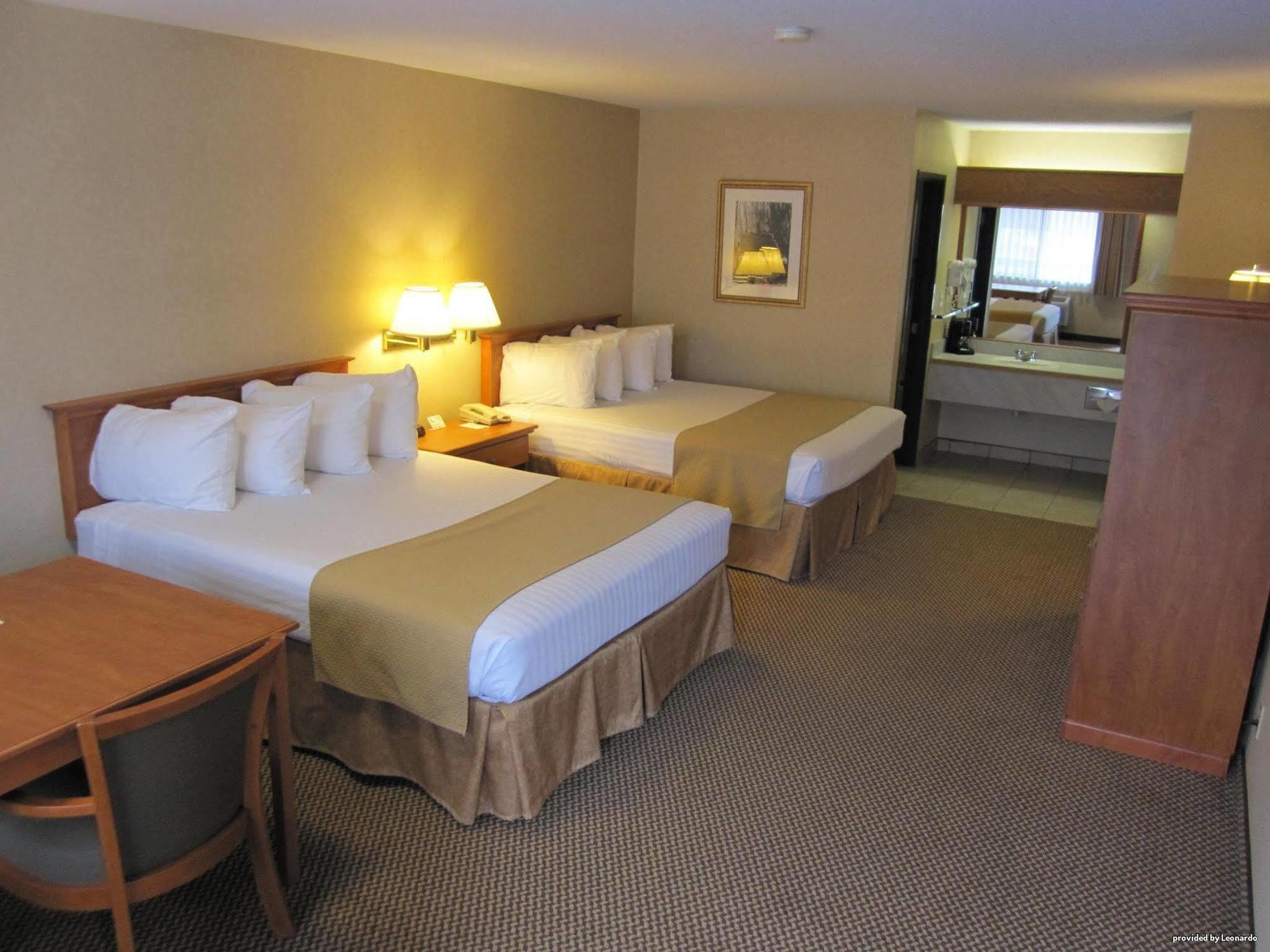 Oakridge Inn & Suites Exterior photo