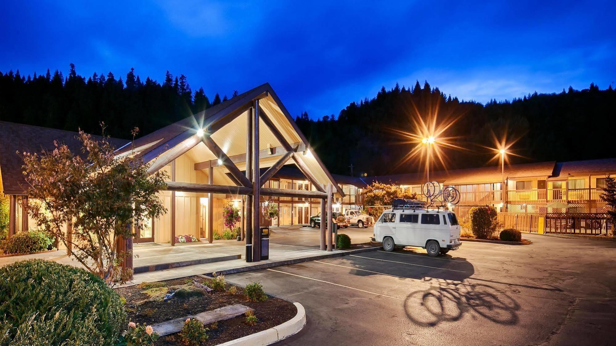 Oakridge Inn & Suites Exterior photo